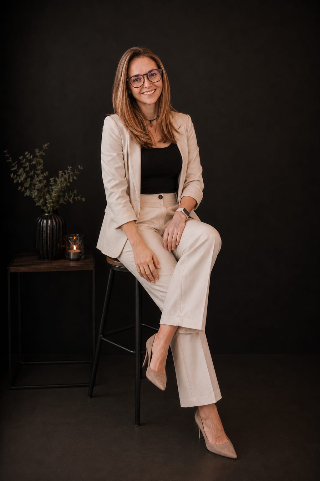 Céline Schenk, Wohlfühl-Coach aus der Ostschweiz, sitzend im hellen Anzug